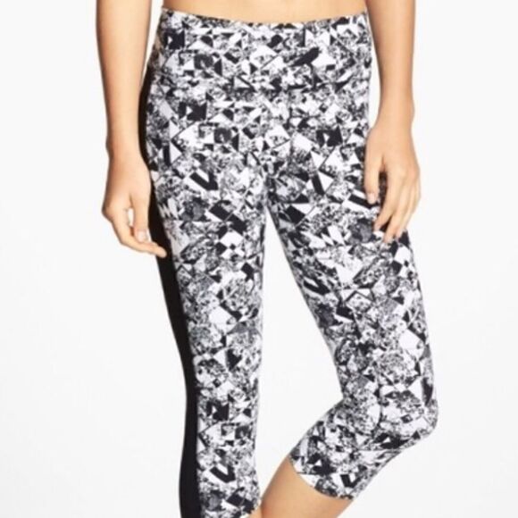 Women’s NIKE dri-fit Capri workout pants size medium workout - Picture 3 of 5